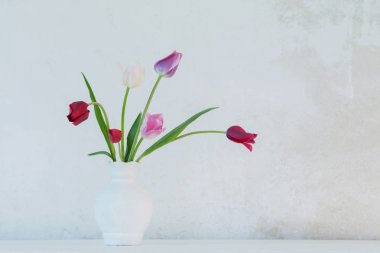 lale beyaz aranjman arka plan eski duvar üzerinde
