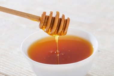 Beyaz ahşap masa üzerinde tatlım