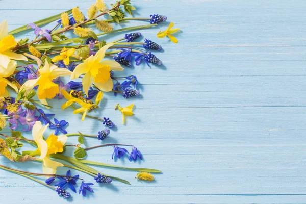 Flores Primavera Amarillas Azules Sobre Fondo Madera —  Fotos de Stock