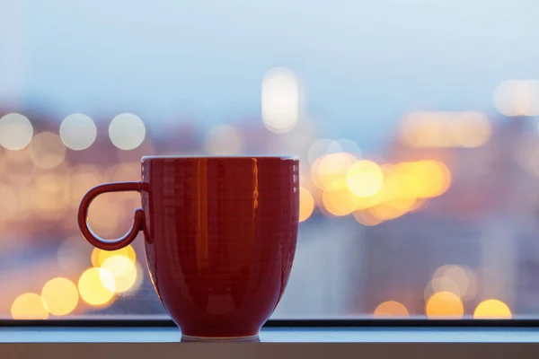城市窗台上的红杯子 — 图库照片