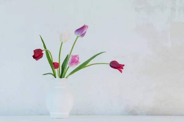 Tulipanes Jarrón Blanco Sobre Fondo Pared Vieja —  Fotos de Stock