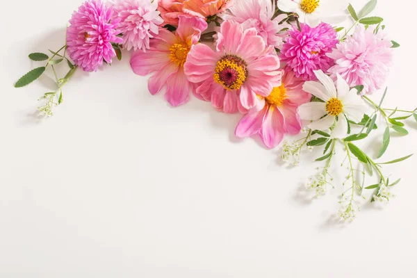 Vackra Rosa Blommor Vit Bakgrund — Stockfoto