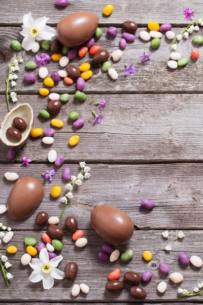Schokoladeneier Auf Altem Holzgrund — Stockfoto