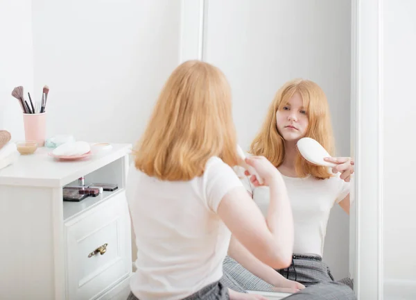 Adolescent Fille Peigner Ses Cheveux Devant Miroir — Photo