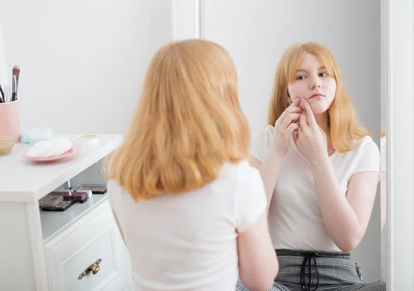 Menina Adolescente Examina Acne Rosto Frente Espelho — Fotografia de Stock