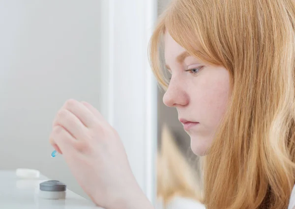 Tiener Meisje Inserts Blauw Oog Lens Oog — Stockfoto