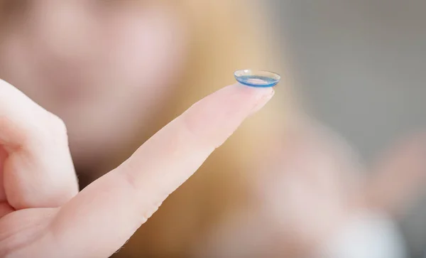 Blue Eye Lins Finger Närbild — Stockfoto