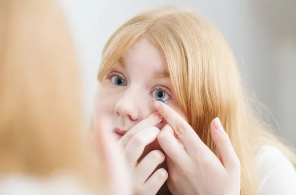 Έφηβος Κορίτσι Εισάγει Μπλε Φακό Μάτι Στο Μάτι — Φωτογραφία Αρχείου