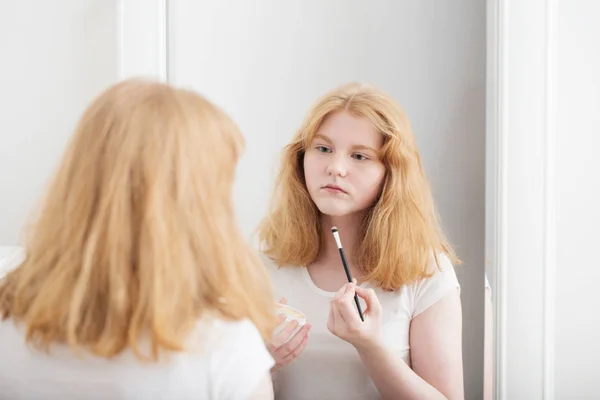 Menina Adolescente Com Escova Paleta Cosméticos Frente Espelho — Fotografia de Stock