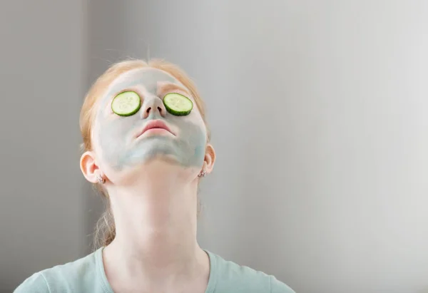 Blondes Teenie Mädchen Setzt Gesichtsmaske Auf — Stockfoto
