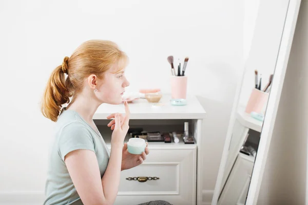 Blondes Teenie Mädchen Zieht Gesichtscreme — Stockfoto