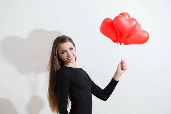 Vakker Jente Med Røde Ballonger Hvit Bakgrunn – stockfoto