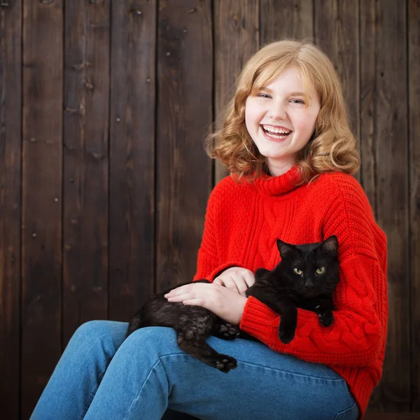 Tiener Meisje Met Zwarte Kat Oude Houten Achtergrond — Stockfoto