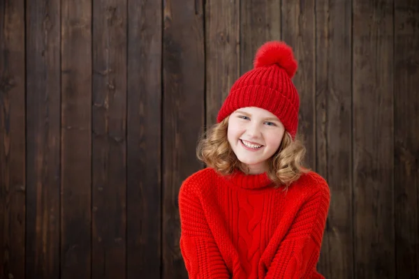 Mädchen Mit Rotem Hut Und Pullover Auf Altem Holzgrund — Stockfoto