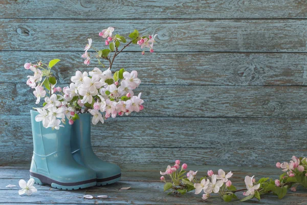 Flores Primavera Botas Sobre Fondo Madera — Foto de Stock