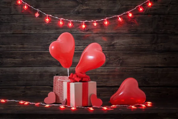Herzförmige Rote Luftballons Auf Altem Holzgrund — Stockfoto
