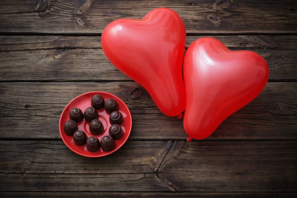 Coração Forma Balões Vermelhos Chocolate Fundo Madeira Velho — Fotografia de Stock