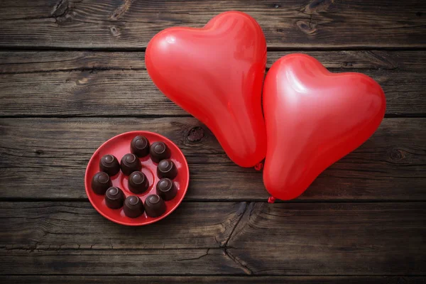 Palloncini Rossi Forma Cuore Cioccolato Sfondo Legno Vecchio — Foto Stock