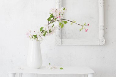 arka plan beyaz duvar güzel bahar çiçekleri