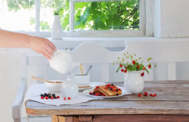 eski ahşap masa üzerinde çilek ile kahvaltı