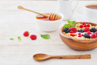 Beyaz ahşap zemin üzerinde çilek ile granola