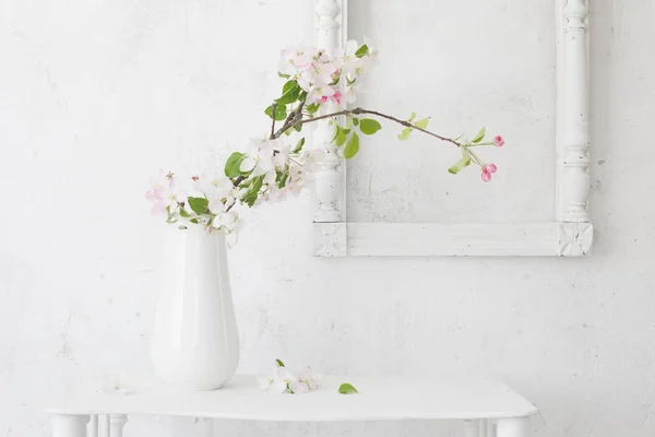 Hermosas Flores Primavera Sobre Fondo Pared Blanca — Foto de Stock