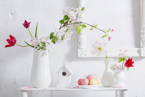 Huevos Pascua Con Flores Primavera Sobre Fondo Blanco — Foto de Stock