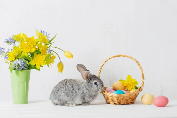 兔子与复活节蛋和花在白色背景 — 图库照片