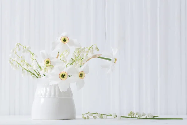 Fiori Primaverili Vaso Fondo Legno Bianco — Foto Stock