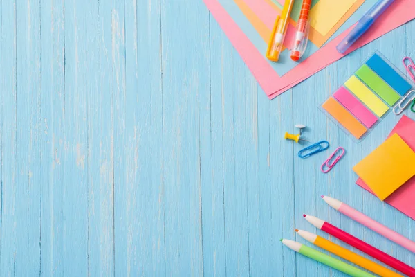 Fournitures Scolaires Sur Fond Bois Bleu — Photo