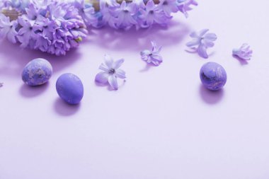 Bahar çiçekli Paskalya yumurtaları