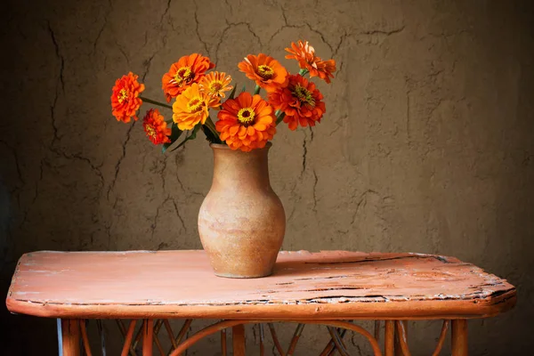 Flores Jarra Sobre Una Vieja Mesa Madera — Foto de Stock