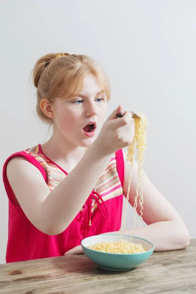 Έφηβο Κορίτσι Για Στιγμιαία Noodles — Φωτογραφία Αρχείου