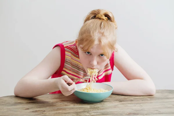 Adolescente Chica Para Fideos Instantáneos —  Fotos de Stock