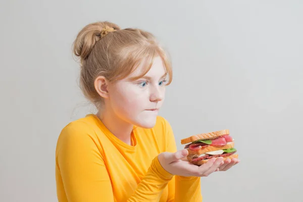 Adolescent Fille Avec Sandwich Sur Fond Gris — Photo