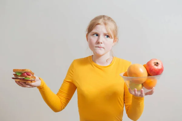 Menina Escolhe Entre Alimentos Saudáveis Não Saudáveis — Fotografia de Stock