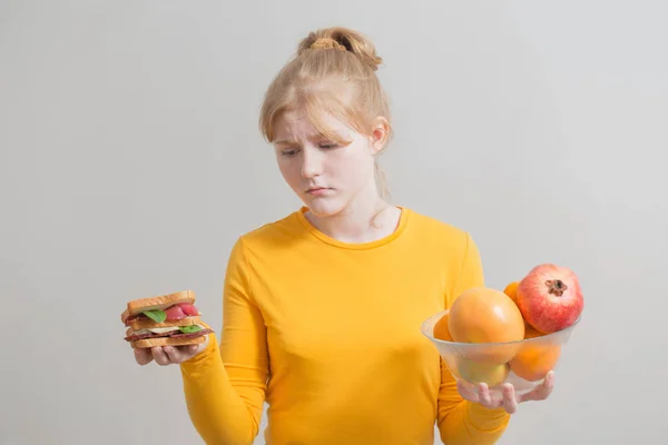 Chica Elige Entre Alimentos Saludables Poco Saludables —  Fotos de Stock