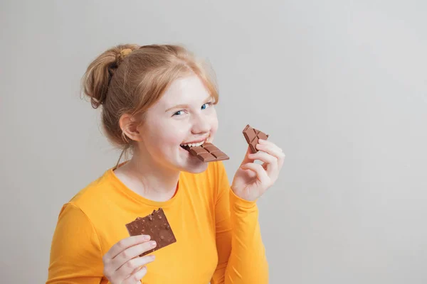 Αστείο Κορίτσι Τρώει Σοκολάτα — Φωτογραφία Αρχείου