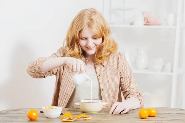 Tonårstjej Och Hälsosam Frukost Med Havregryn Och Mandariner — Stockfoto