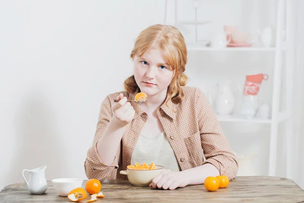 Tiener Meisje Gezond Ontbijt Met Havermout Mandarijnen — Stockfoto