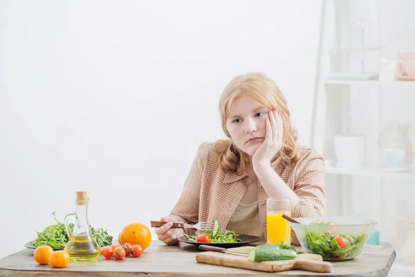 Triste Adolescente Dieta Comendo Prato Salada — Fotografia de Stock