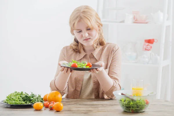 Menina Adolescente Dieta Comendo Prato Salada — Fotografia de Stock