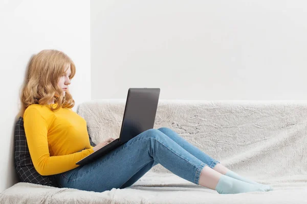 Ragazza Adolescente Con Taccuino Casa Istruzione Online Learning — Foto Stock