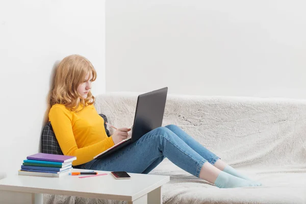 Ragazza Adolescente Che Studia Impara Con Taccuino Casa Istruzione Online — Foto Stock