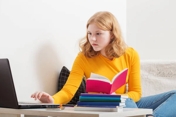 Teen Κορίτσι Μελετούν Και Μαθαίνουν Φορητό Υπολογιστή Στο Σπίτι Online — Φωτογραφία Αρχείου