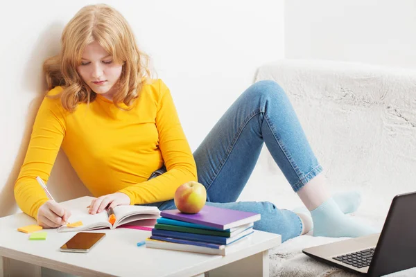 Teen Dziewczyna Studiowania Uczenia Się Notebooka Domu Edukacja Online Learning — Zdjęcie stockowe