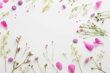 Beyaz Kağıt arka plan üzerinde yaz çiçek