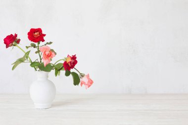 beyaz zemin üzerine Vazoda Çiçekler