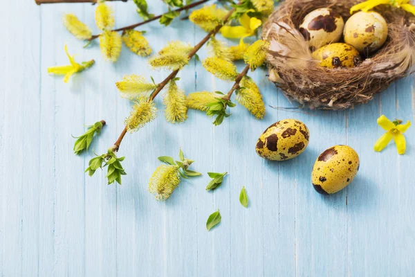 Ostereier Nest Mit Gelben Blumen Auf Hölzernem Hintergrund — Stockfoto