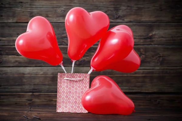 Hjärtformade Röda Ballonger Gamla Trä Bakgrund — Stockfoto